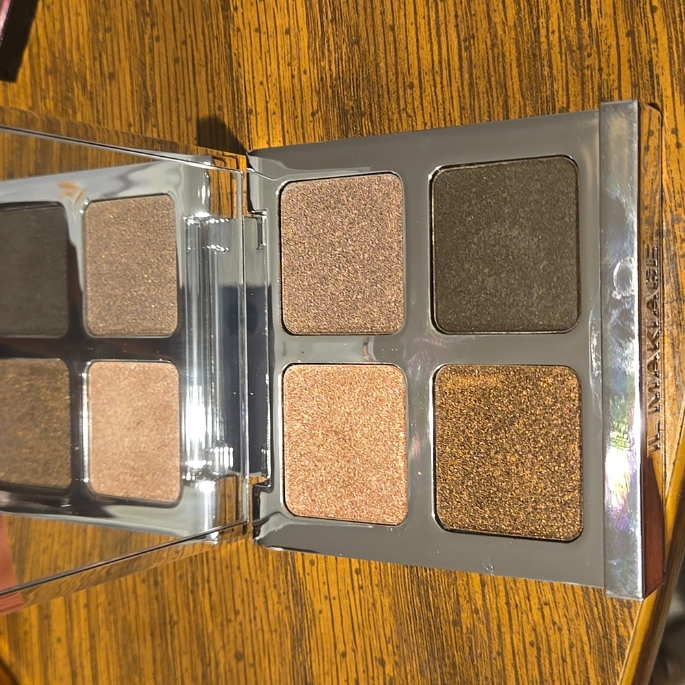 COLOR BOSS SQUAD EYESHADOWMulti-Dimensional 4-Pan Eye Color Palette